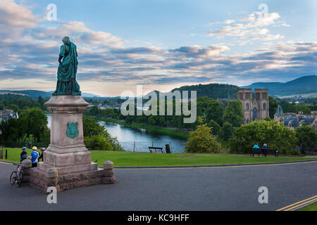 Inverness, Schottland - August 14, 2010: Blick auf die Stadt Inverness vom Ufer des River Ness in Schottland, Vereinigtes Königreich Stockfoto