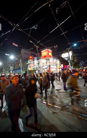 Masse auf Toronto Straßen während der Nuit blanche Festival zeitgenössischer Kunst Stockfoto