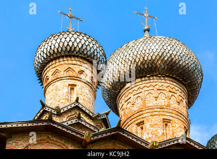 Hölzerne Kuppel mit Orthodoxen Kreuz der alten russischen Kirche gegen den blauen Himmel in Novgorod, Russland Stockfoto