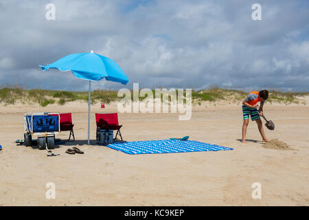 Avon, Outer Banks, North Carolina, USA. Junge Graben am Strand. Stockfoto