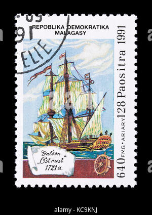 Briefmarke aus Madagaskar mit der Darstellung der galeone Ostrust Stockfoto