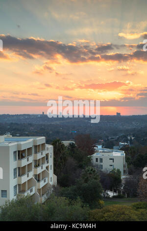 Sonnenuntergang über Sandton, Johannesburg, Gauteng, Südafrika Stockfoto