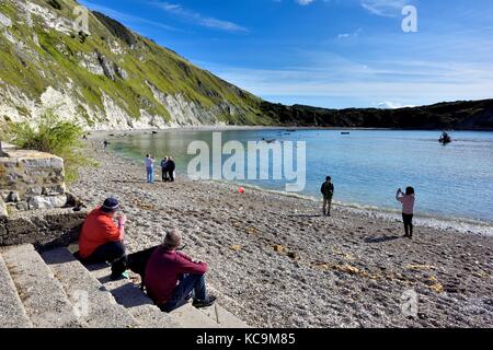 Die Menschen in der Sonne entspannen Lulworth Cove Dorset England uk Stockfoto