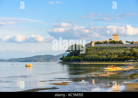 Malerischer Blick auf den See Trasimeno, Umbrien, Italien von der Stadt Castiglione del Lago Stockfoto