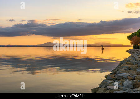 Malerischer Blick auf den See Trasimeno, Umbrien, Italien bei Sonnenuntergang Stockfoto