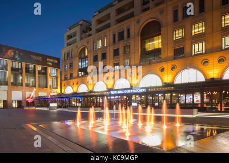 Nelson Mandela Square bei Dämmerung, Sandton, Johannesburg, Gauteng, Südafrika Stockfoto