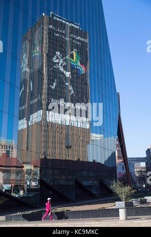 Reflexion des südlichen Life Center in Absa Bank Gebäude, Newtown, Johannesburg, Gauteng, Südafrika Stockfoto