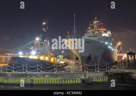 Die chinesische Marine Auffüllung Schiff PLAN Gaoyouhu AOR 966 kommt in der King George V-Lock in Londons Royal Docks am Hafen Anruf Stockfoto