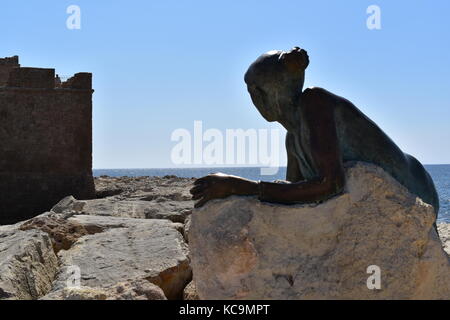 Sol alter Skulptur von zyprischen Künstler yiota ioannidou an der Küste von Paphos, als Teil der pafos 2017 europäische Kulturhauptstadt. Stockfoto