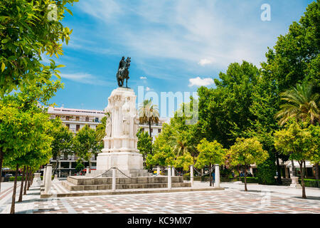 Sevilla, Spanien. Denkmal für König Saint Ferdinand am neuen Platz Plaza Nueva) in Sevilla, Spanien. Stockfoto