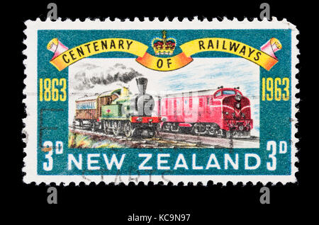 Briefmarke aus Neuseeland, die alten und neuen Lokomotiven, für das hundertjährige der Neuseeländischen Eisenbahn. Stockfoto