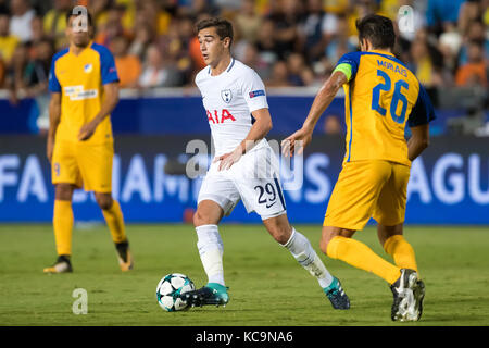 Nicosia, Zypern - 26. Semptember 2017: Spieler von Tottenham Harry Winks (L) und von apoel Nuno MORAIS (R) in Aktion während der UEFA Champions League gam Stockfoto