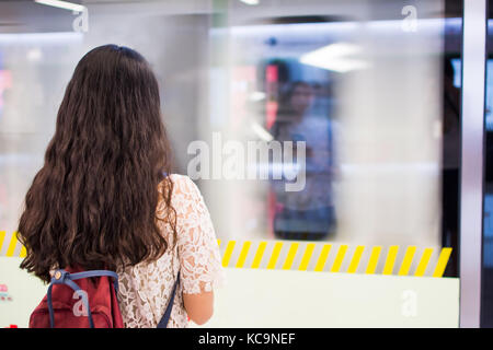 Mädchen warten auf ankommenden Zug an der U-Bahn Station Stockfoto