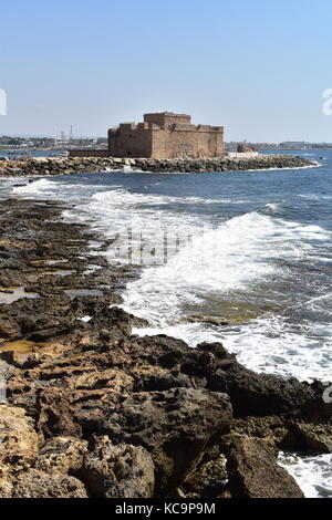 Mittelalterliche Paphos (pafos) Schloss dominiert den Hafen der Stadt auf der Mittelmeerinsel Zypern. Stockfoto