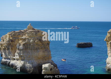 Bootstouren in der Nähe des Strandes von Sao Rafael in Albufeira. Portugal Stockfoto