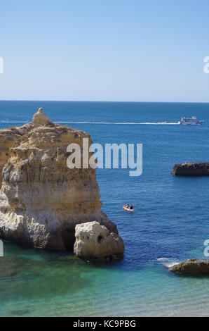 Bootstouren in der Nähe des Strandes von Sao Rafael in Albufeira. Portugal Stockfoto