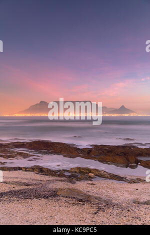 Blick auf den Tafelberg von bloubergstrand bei Sonnenuntergang, Cape Town, Western Cape, Südafrika Stockfoto