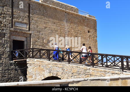 Mittelalterliche Paphos (pafos) Schloss dominiert den Hafen der Stadt auf der Mittelmeerinsel Zypern. Stockfoto