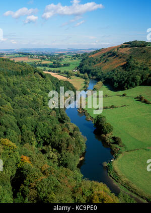 Blick von Symonds Yat Rock, Herefordshire, Blick nach Norden Osten über den Fluss Wye, sein Tal & Ackerland zu Goodrich Kirche in der Ferne Stockfoto