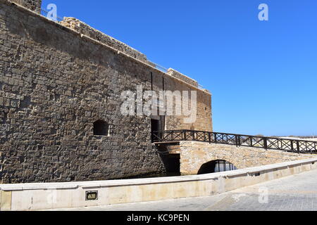 Mittelalterliche Paphos (pafos) Schloss dominiert den Hafen der Stadt auf der Mittelmeerinsel Zypern. Stockfoto