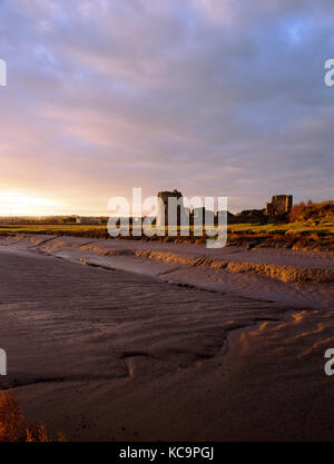 Flint Castle, Fintshire, Wales. Blick nach Süden am ruiniert Nordwand und Türmen. Von Wattenmeer Dee Estuary bei Sonnenaufgang gesehen. Stockfoto