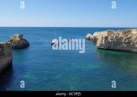 Bootstouren in der Nähe des Strandes von Sao Rafael in Albufeira. Portugal Stockfoto