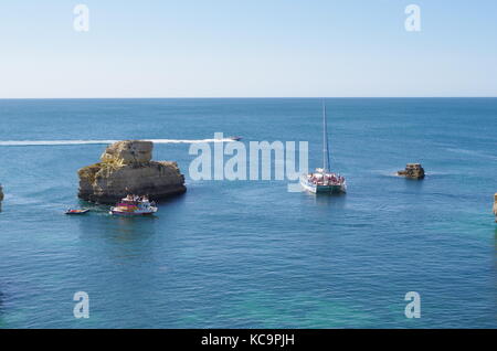 Bootstouren in der Nähe des Strandes von Sao Rafael in Albufeira. Portugal Stockfoto