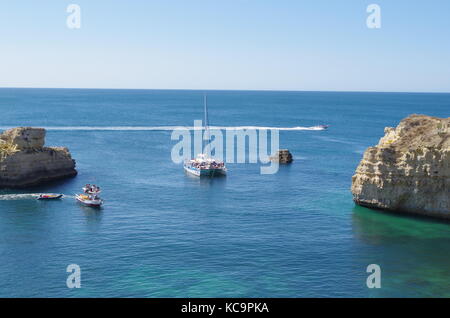 Bootstouren in der Nähe des Strandes von Sao Rafael in Albufeira. Portugal Stockfoto