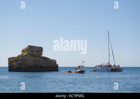 Bootstouren in der Nähe des Strandes von Sao Rafael in Albufeira. Portugal Stockfoto