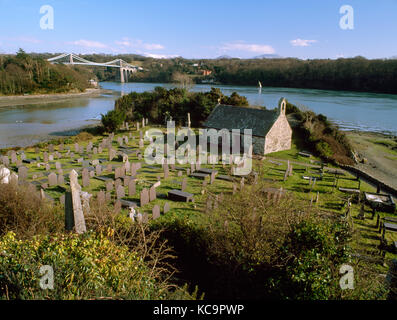 Der hl. tysilio Kirche und Friedhof Kirche auf der Insel in der menaistraße mit menai Aufhängung telford Brücke nach hinten. Anglesey, Nordwales Stockfoto