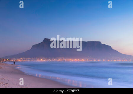Blick auf den Tafelberg von Kapstadt Strand bei Sonnenuntergang, Cape Town, Western Cape, Südafrika Stockfoto