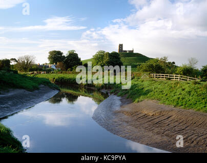 Burrow Mump, Somerset, England. Blick nach Norden entlang des Flusses Parrett zum Damm durch die mittelalterlichen Ruinen von St Michael's Kirche gekrönt. Stockfoto