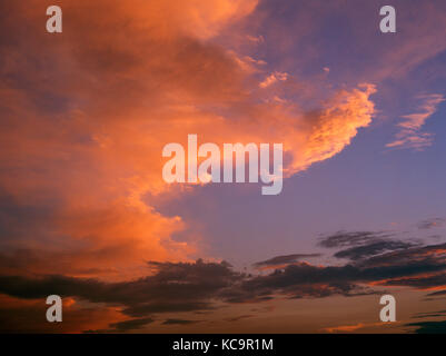 Gwaenysgor Viewpoint, drei Ebenen der Wolken bei Sonnenuntergang, Clwydian Hügel Hügel, flintshire, Wales, Großbritannien Stockfoto