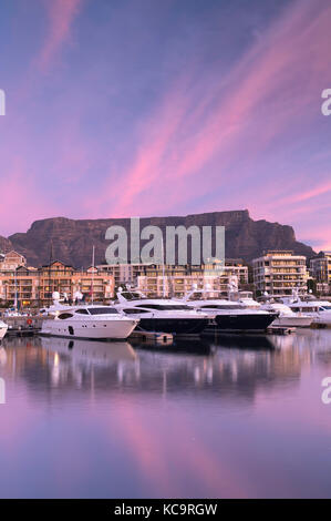 V+a Waterfront Marina bei Sonnenuntergang, Cape Town, Western Cape, Südafrika Stockfoto
