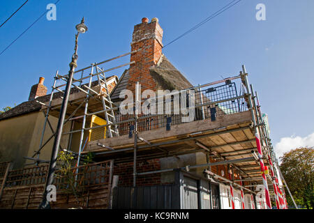 Reparieren und das Decken des Daches am Pflug Pub, Church Street, West hanney, Wantage, Oxfordshire, Großbritannien Stockfoto