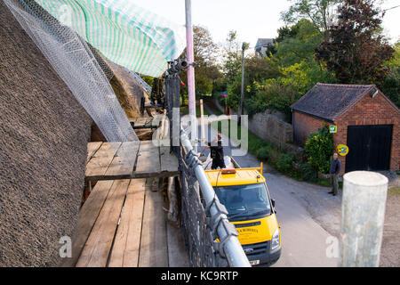 Reparieren und das Decken des Daches am Pflug Pub, Church Street, West hanney, Wantage, Oxfordshire, Großbritannien Stockfoto