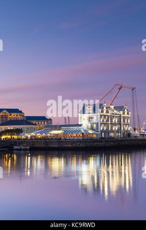 V+A Waterfront bei Sonnenuntergang, Cape Town, Western Cape, Südafrika Stockfoto