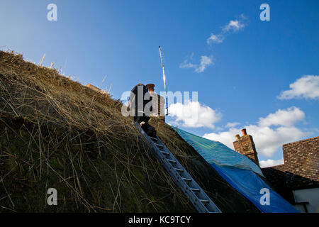 Reparieren und das Decken des Daches am Pflug Pub, Church Street, West hanney, Wantage, Oxfordshire, Großbritannien Stockfoto