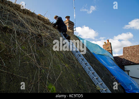 Reparieren und das Decken des Daches am Pflug Pub, Church Street, West hanney, Wantage, Oxfordshire, Großbritannien Stockfoto