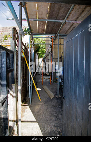 Reparieren und das Decken des Daches am Pflug Pub, Church Street, West hanney, Wantage, Oxfordshire, Großbritannien Stockfoto