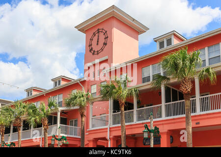 Details mit Ferienwohnungen, Balkon und Uhr, Market Street, Feier, Orlando, Florida, USA Stockfoto