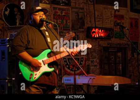 CLARKSDALE, MISSISSIPPI, 8. Mai 2015 : der 15-jährige Bluesmann Christone Kingfish Ingram spielt während der Carav im Ground Zero Blues Club in Clarksdale Stockfoto