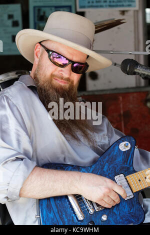 CLARKSDALE, MISSISSIPPI, 9. Mai 2015 : Sean 'Bad' Apple spielt auf den Straßen von Clarksdale während des Caravan Clarksdale Blues Festival 2015. Stockfoto