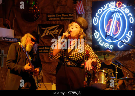 CLARKSDALE, MISSISSIPPI, 9. Mai 2015 : Sängerin spielt im Ground Zero Blues Club in Clarksdale, während des Caravan Clarksdale Blues Festival 2015. Stockfoto