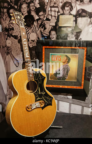 MEMPHIS, TENNESSEE, 11. Mai 2015 : Gitarren und Platten von Elvis. Elvis P. Gilt als eine der bedeutendsten kulturellen Ikonen des 20th. Jahrhunderts Stockfoto