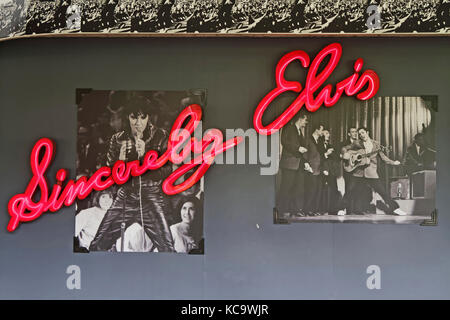 MEMPHIS, TENNESSEE, 11. Mai 2015 : Bilder und Titel über Elvis. Elvis P. Gilt als eine der bedeutendsten kulturellen Ikonen des 20th. Jahrhunderts Stockfoto