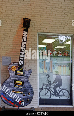 MEMPHIS, TENNESSEE, 11. Mai 2015 : Gitarren und Platten von Elvis. Elvis P. Gilt als eine der bedeutendsten kulturellen Ikonen des 20th. Jahrhunderts Stockfoto