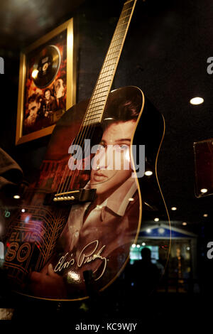 MEMPHIS, TENNESSEE, 11. Mai 2015 : Gitarren und Platten von Elvis. Elvis P. Gilt als eine der bedeutendsten kulturellen Ikonen des 20th. Jahrhunderts Stockfoto