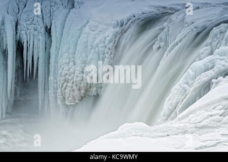 Godafoss im Winter. Godafoss ist einer der spektakulärsten Wasserfälle Islands. Stockfoto