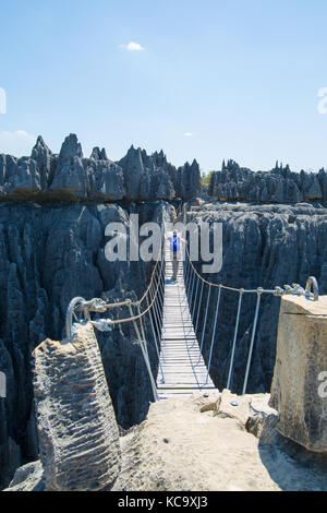 Frau Seil überqueren Brücke über die Schlucht, dem Grand Tsingy, Madagasacar, 2017 Stockfoto